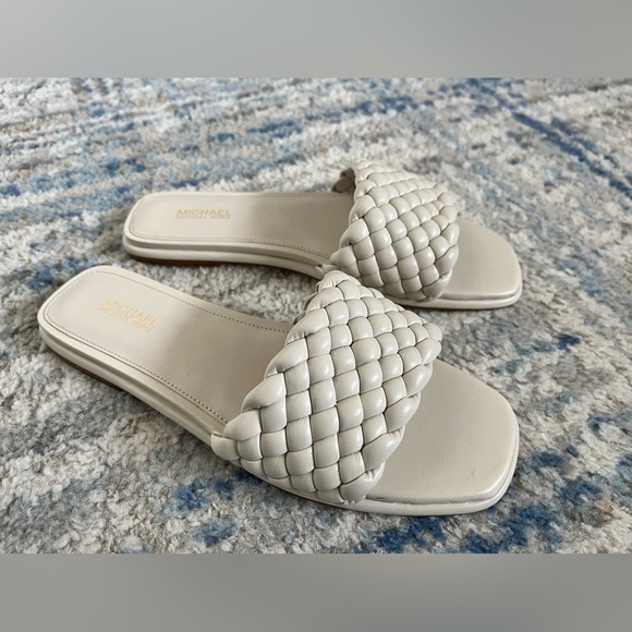 Michael Kors Cream slide sandal. Size 6.5. Like New - Picture 2 of 8